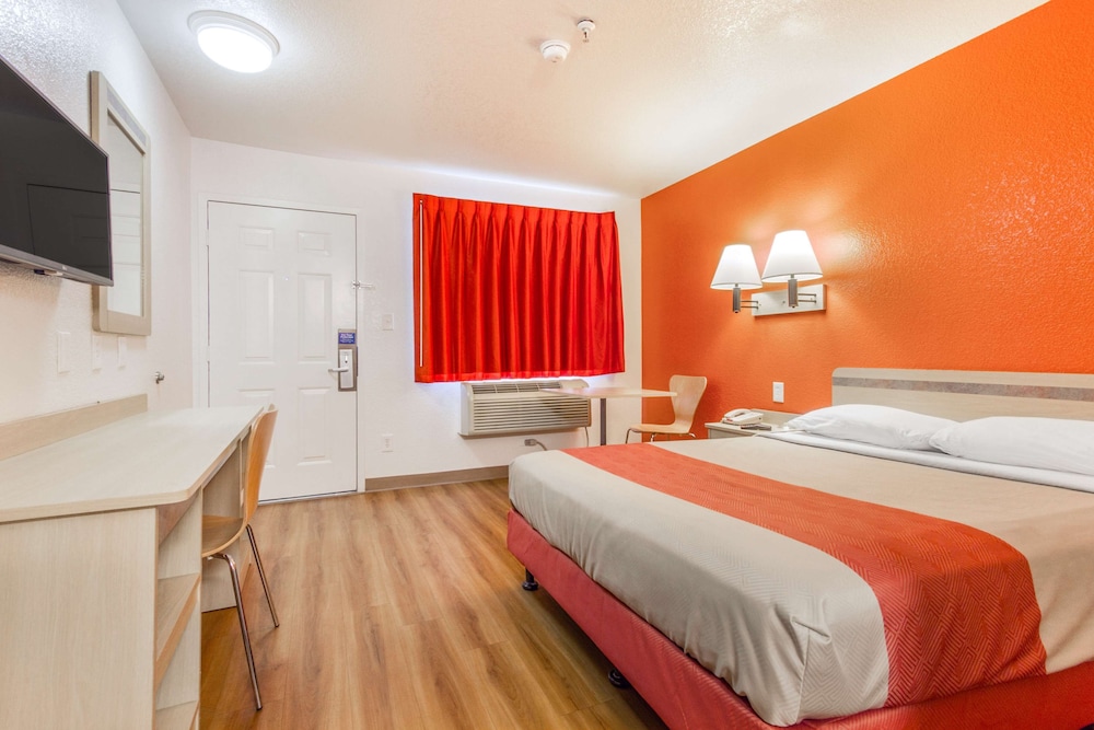 Motel6 Phoenix, AZ - West 14/45
