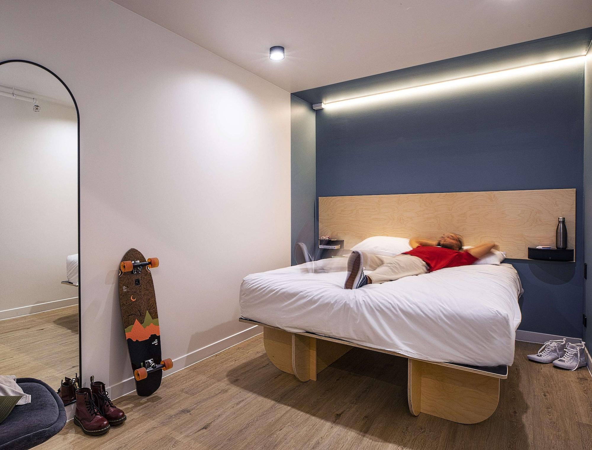 ROOM, DOUBLE BED, SHARED BATHROOM, NO WINDOW