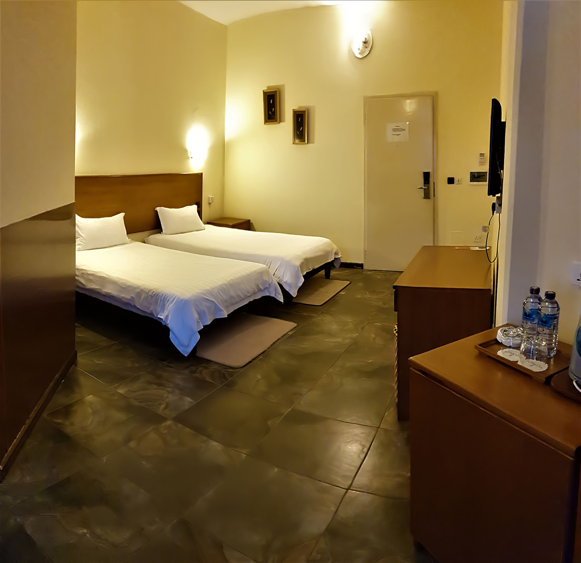 ROOM, TWIN BEDS