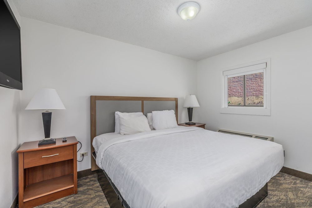 SUITE, KING BED, JETTED TUB