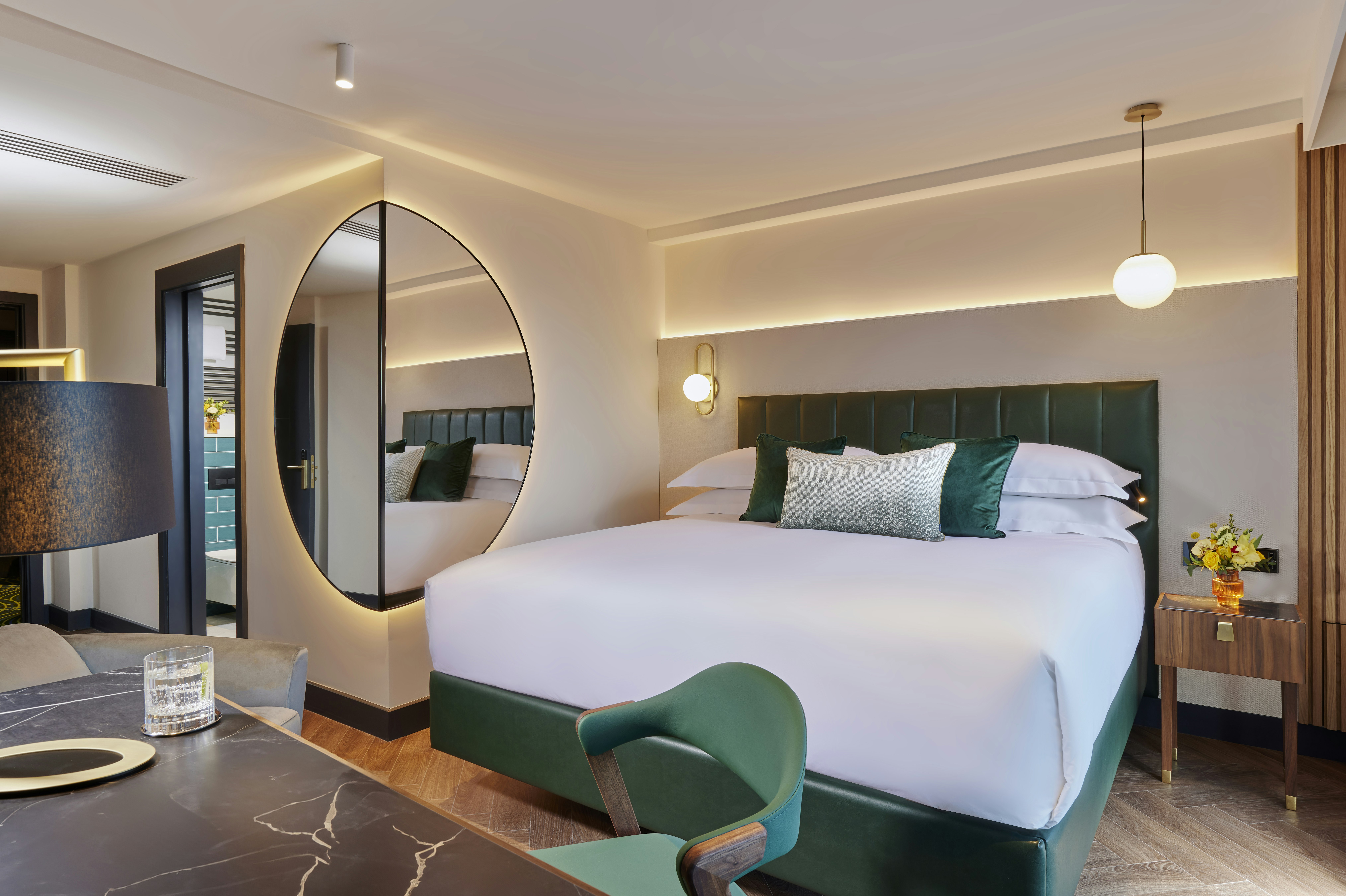 DELUXE, KING BED