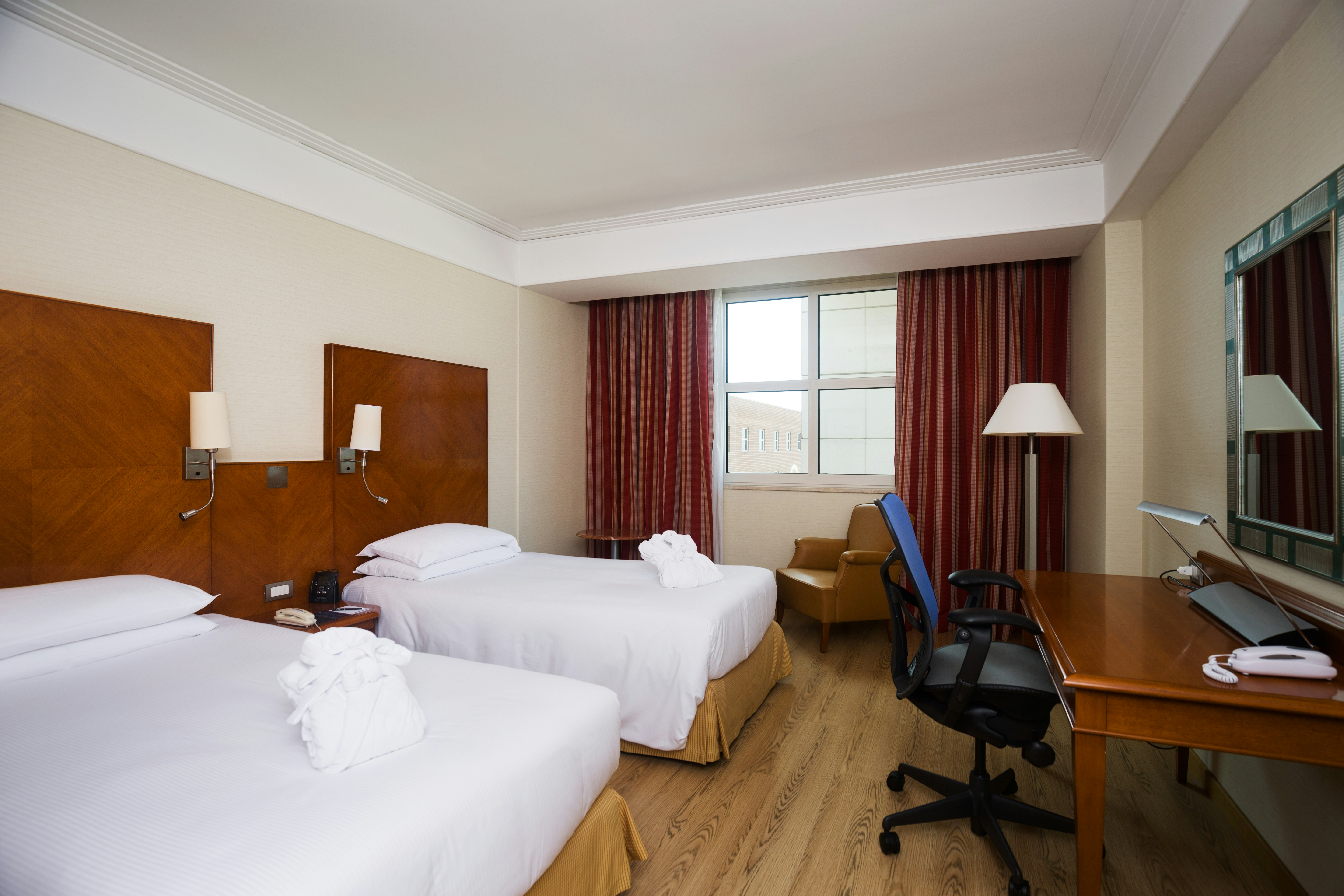 EXECUTIVE, TWIN BEDS