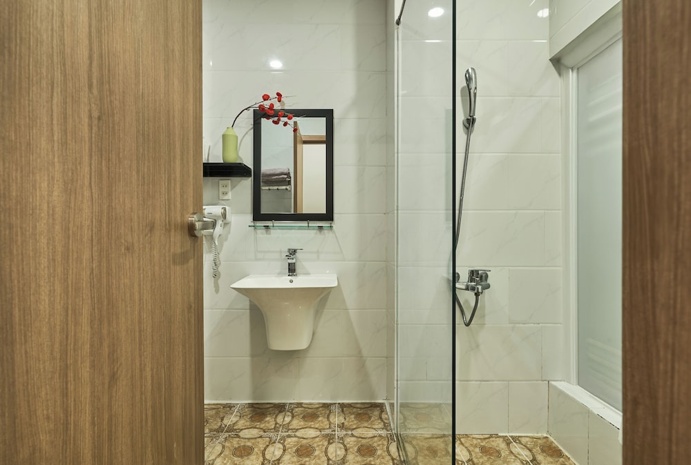The Passion Hotel Airport - 5 minutes to Tan Son Nhat 48/50