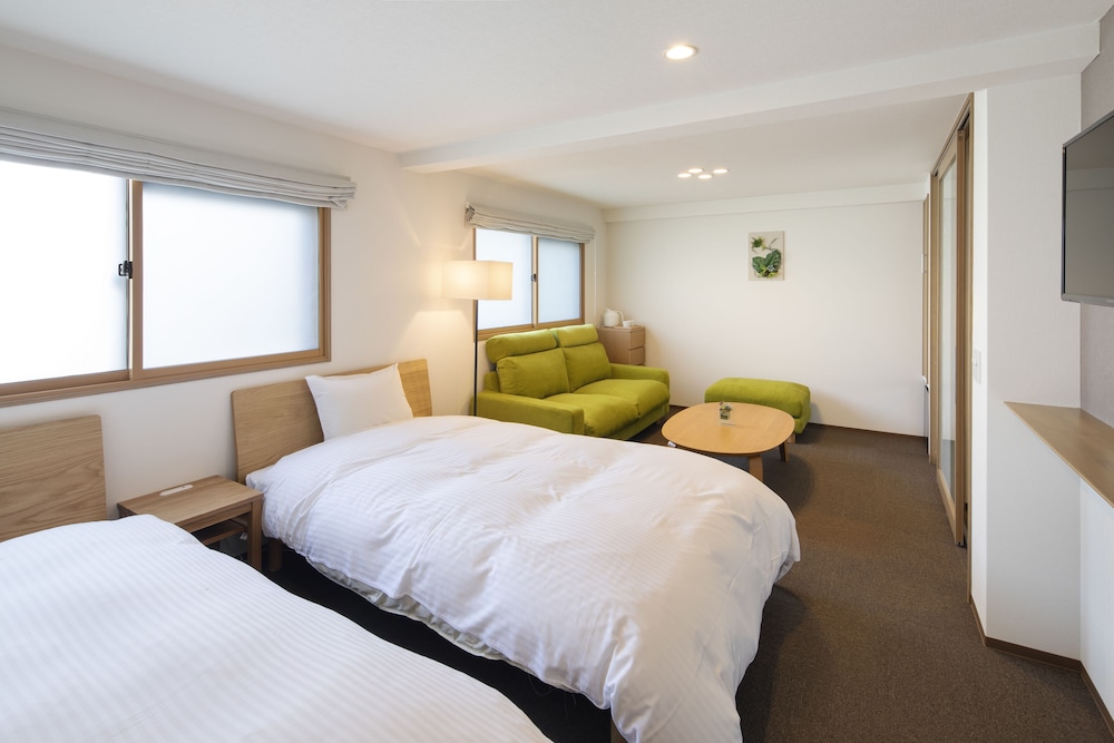 ROOM, TWIN BEDS