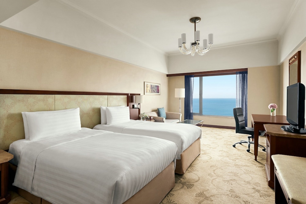 Horizon, Twin Beds, City View