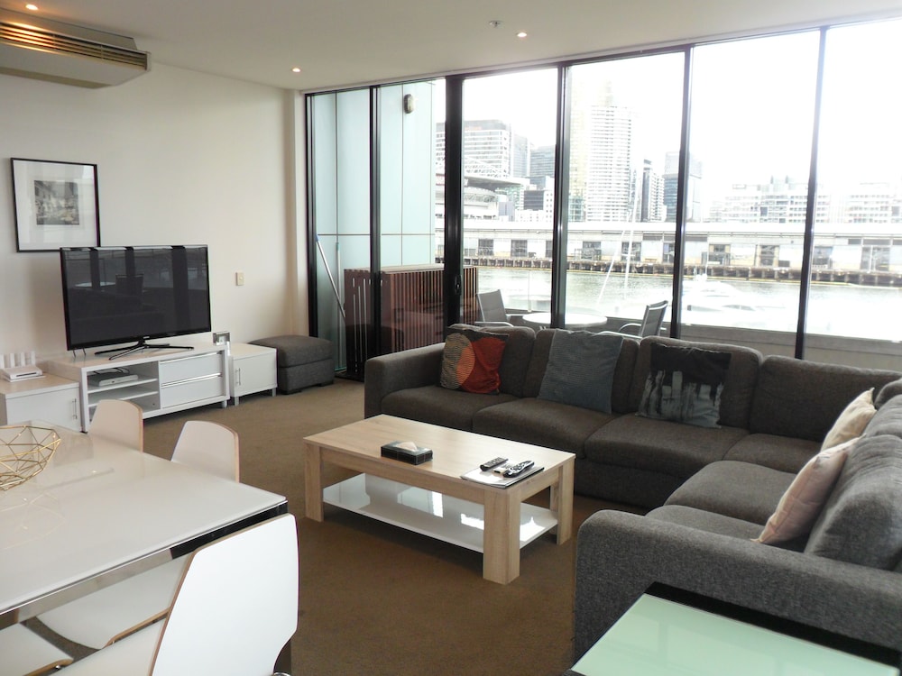 Akom Docklands 24/50