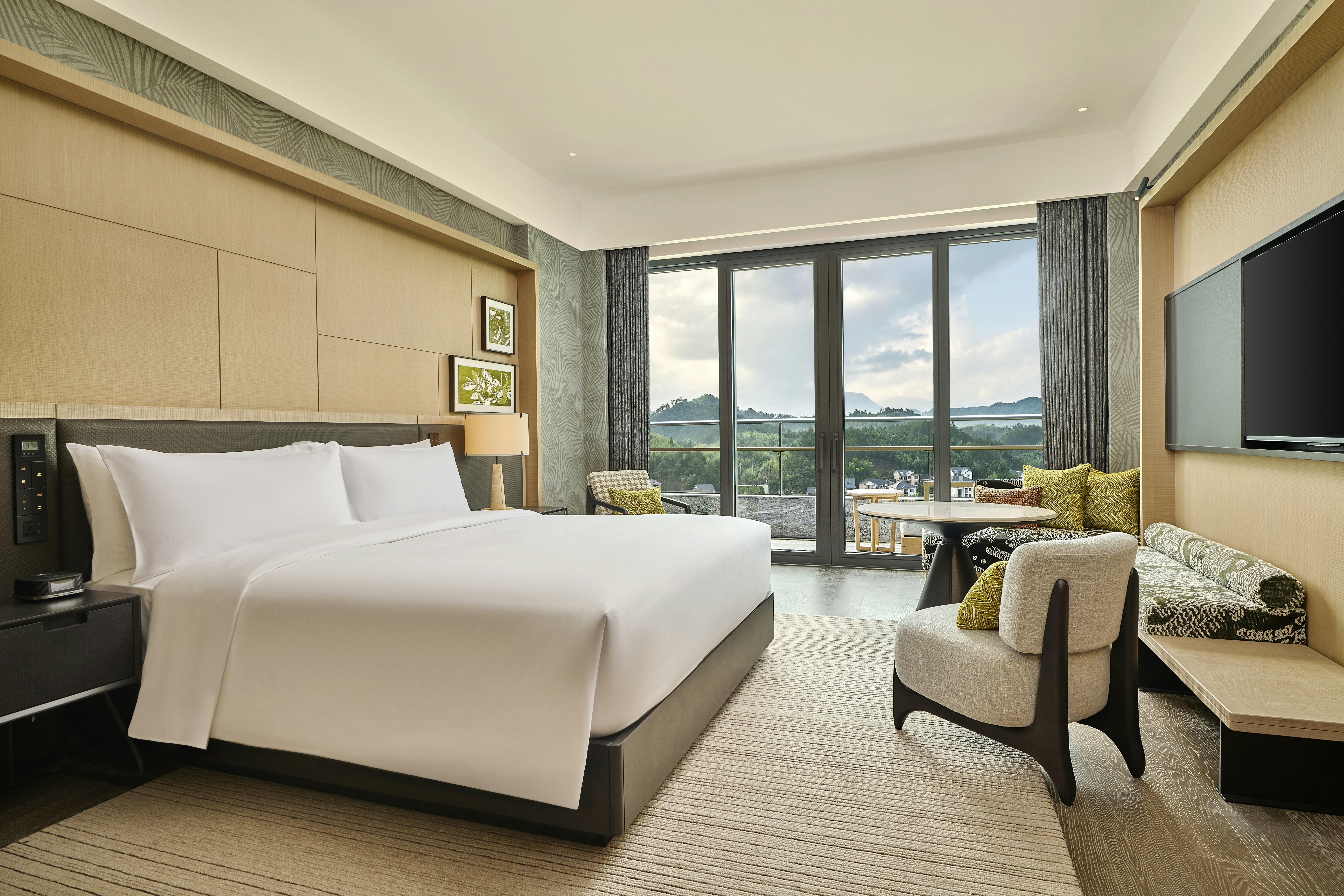 DELUXE, KING BED
