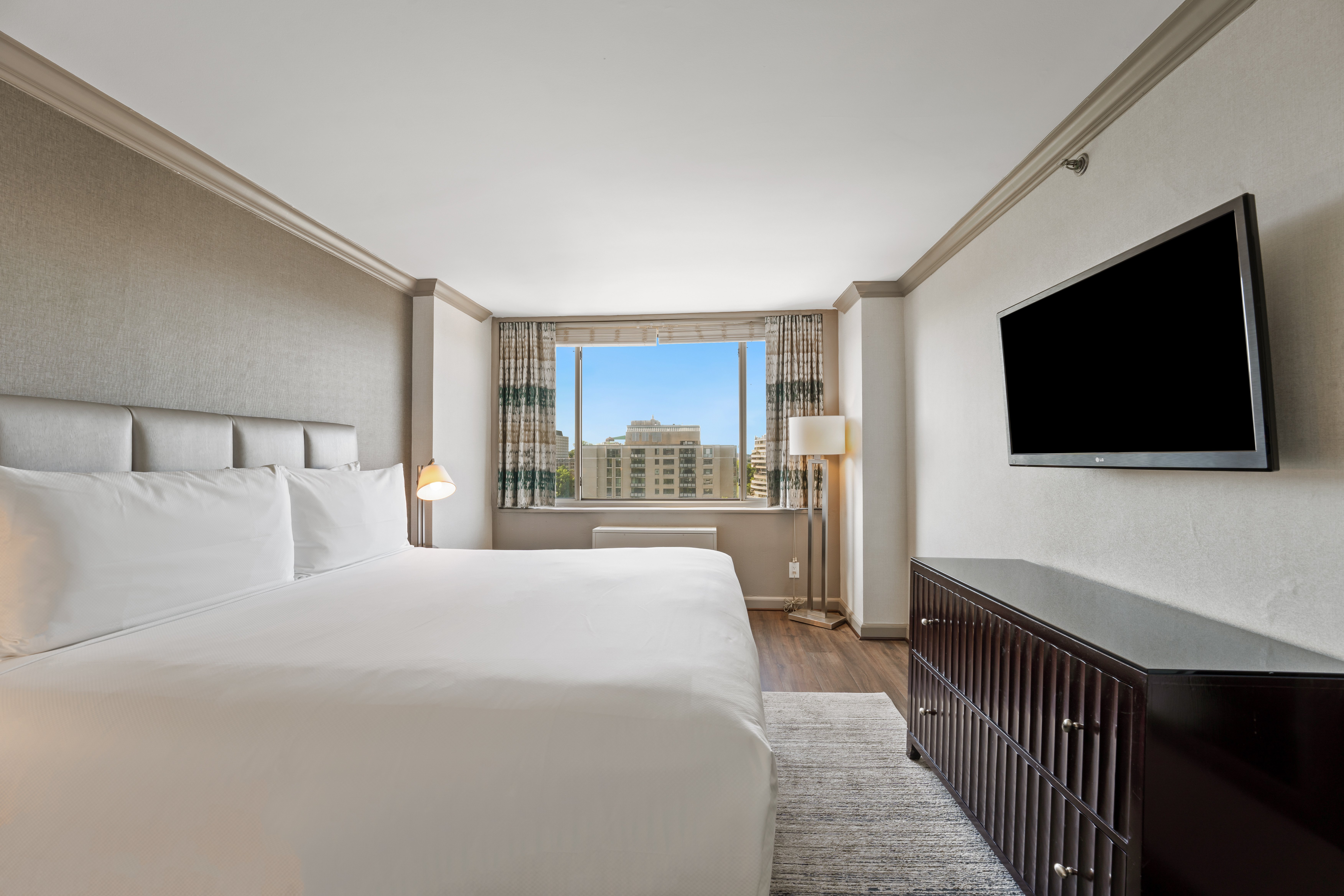 1 BEDROOM, SUITE, KING BED