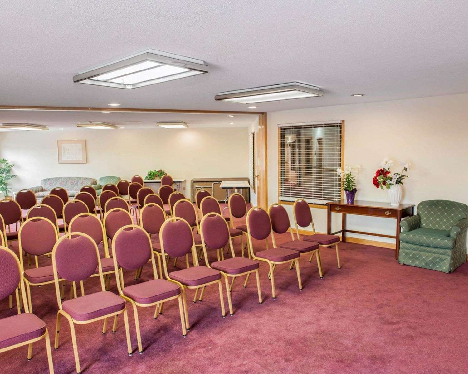 Lafayette Inn & Suites 42/48