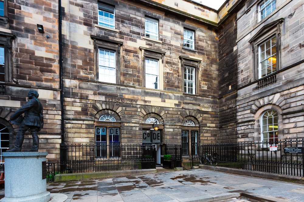 CoDE Pod Hostels THE CoURT 43/49