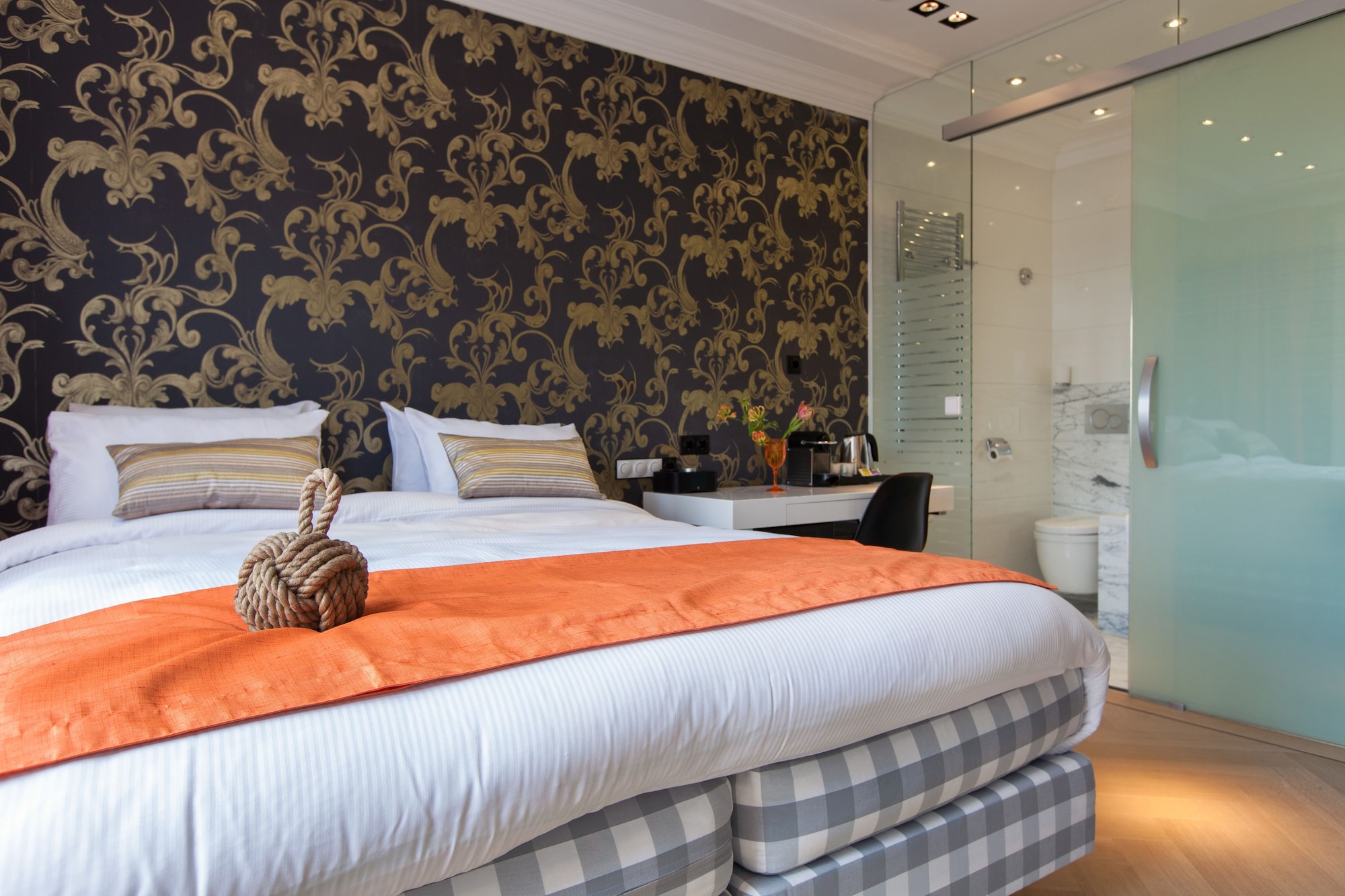 DELUXE, QUEEN BED, CANAL VIEW
