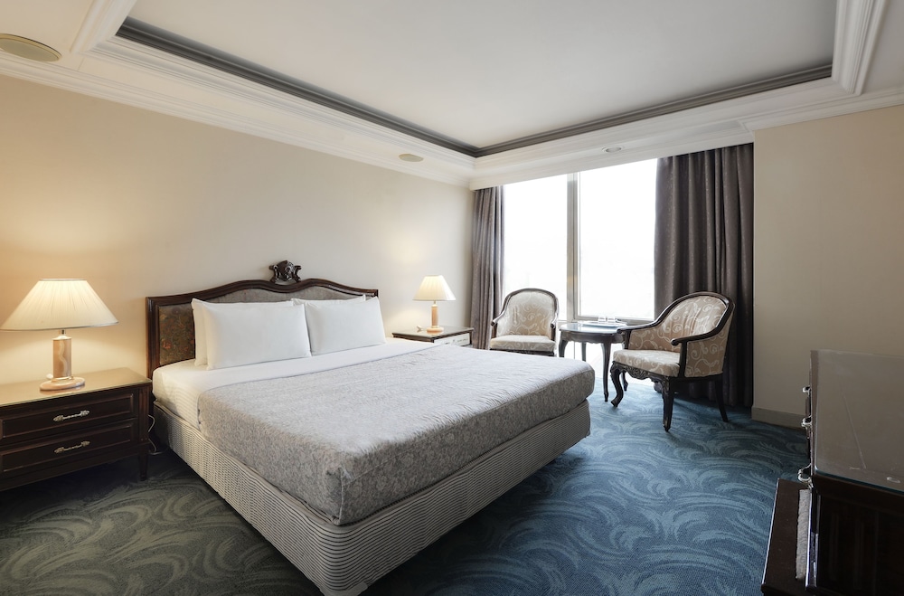 Forbes Hotel 6/20