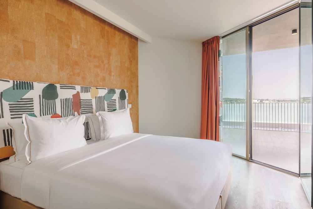 Upon Harbor - Seixal Bay Hotel 11/50