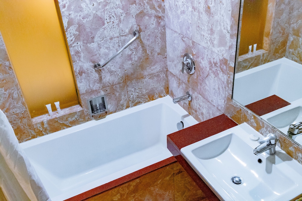 Crown Regency Beach Resort Boracay 74/75