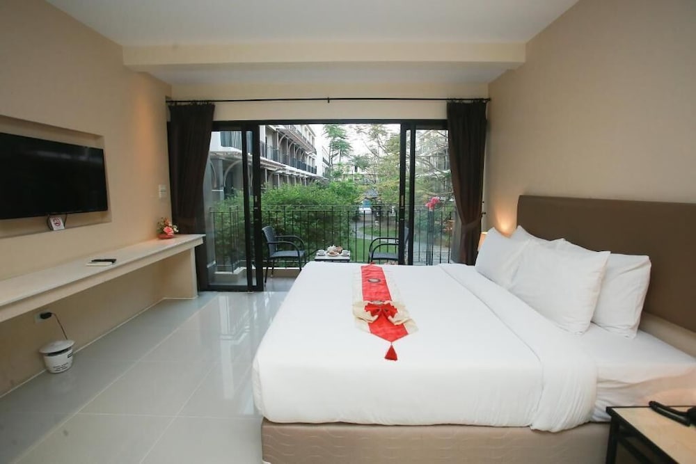 Summer Tree Hotel 24/68