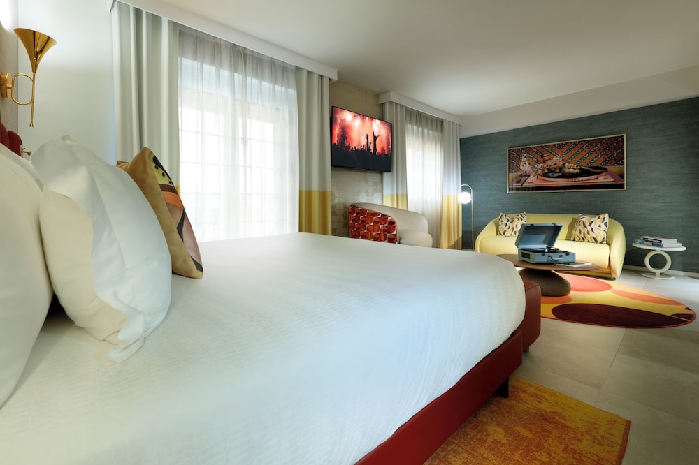 Studio, Suite, King Bed, Pool View, Sofa