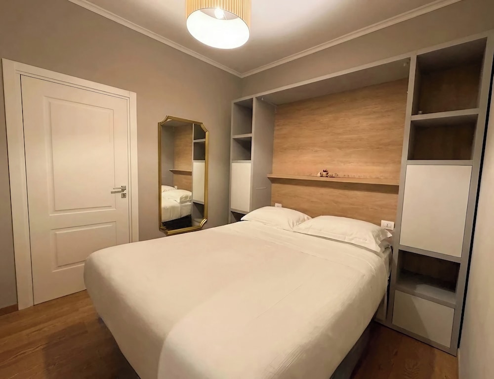 Gravina Suite Frattina 23/53