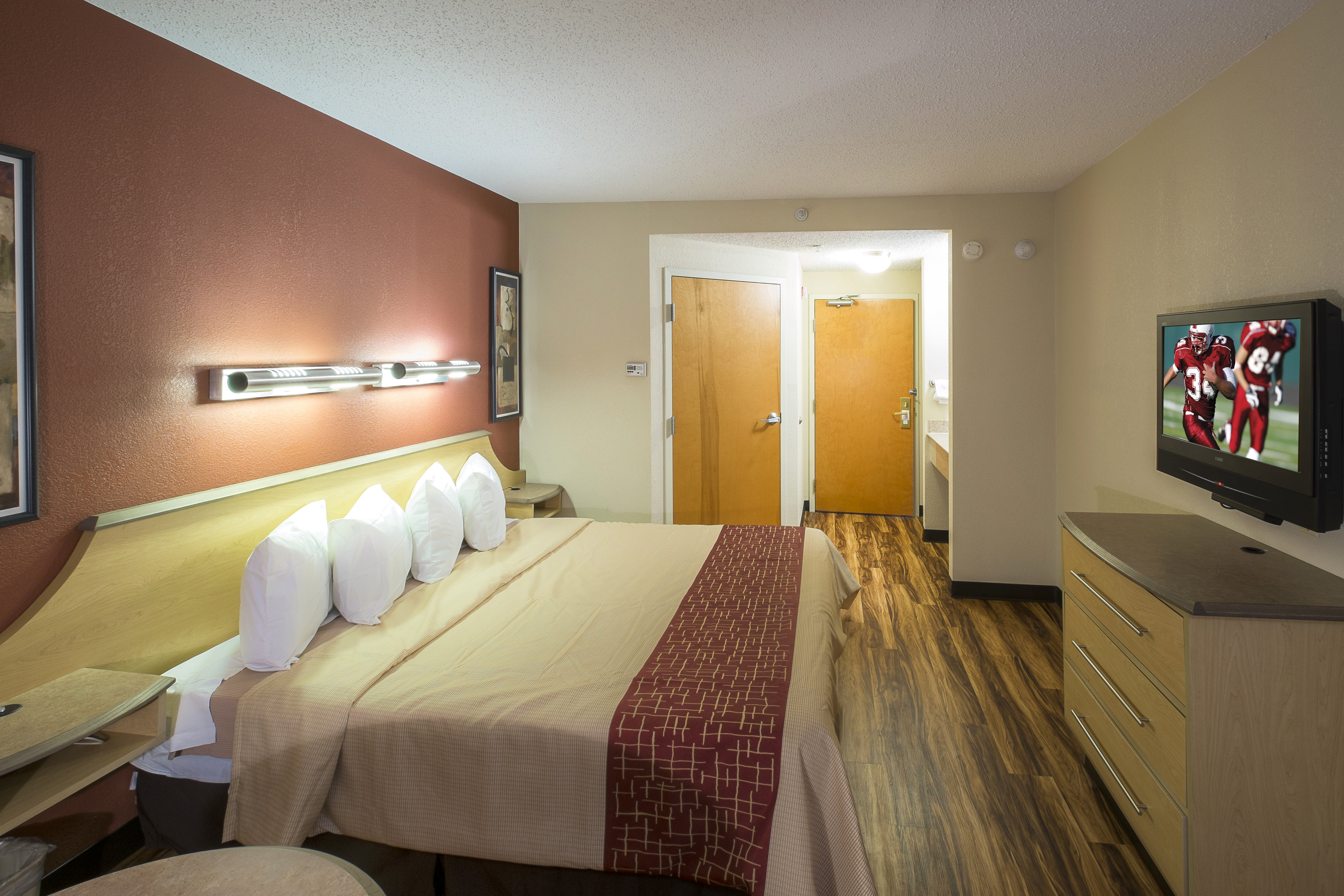 غرفة ديلوكس بسرير كينج، Red Roof Inn & Suites Philadelphia - Bellmawr 2/8