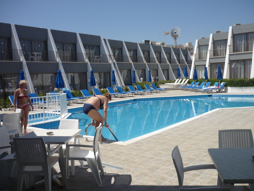 Penelope Beach Hotel 76/77