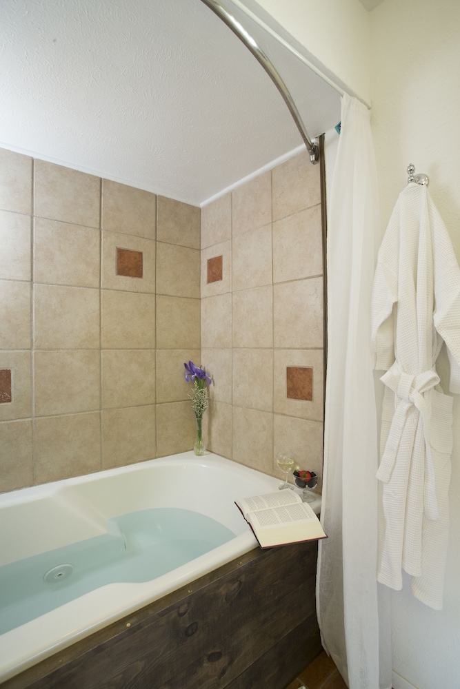 The Lakehouse Bed & Breakfast 44/46