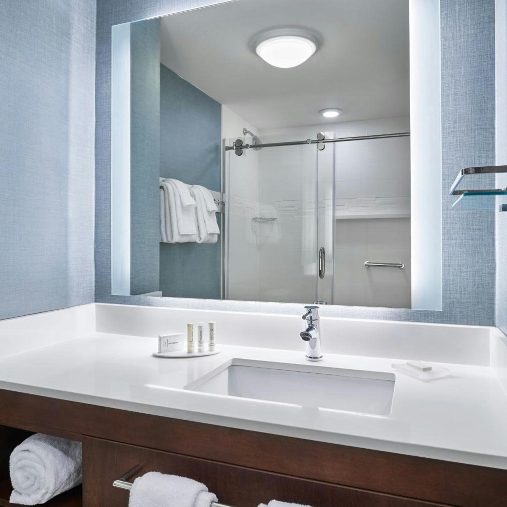 Suite, King Bed, Sofa, Balcony, High Floor 3/8