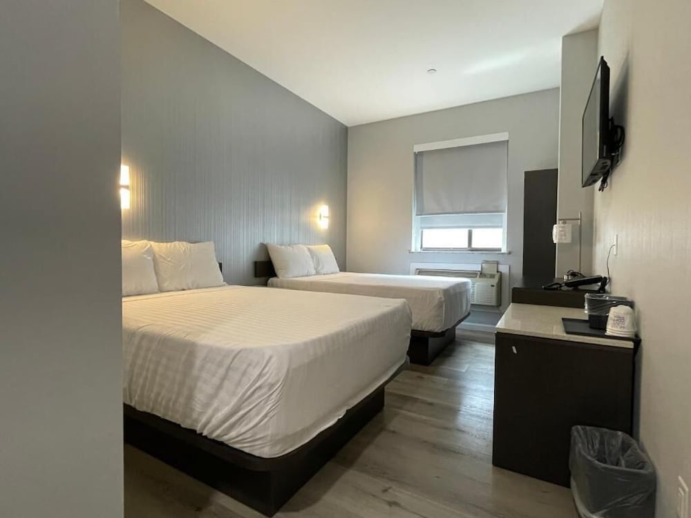 DELUXE, 2 DOUBLE BEDS