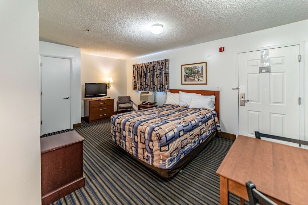 SUITE, QUEEN BED, KITCHENETTE
