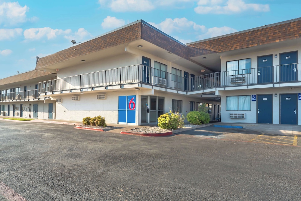 Motel6 Del Rio, TX 48/56