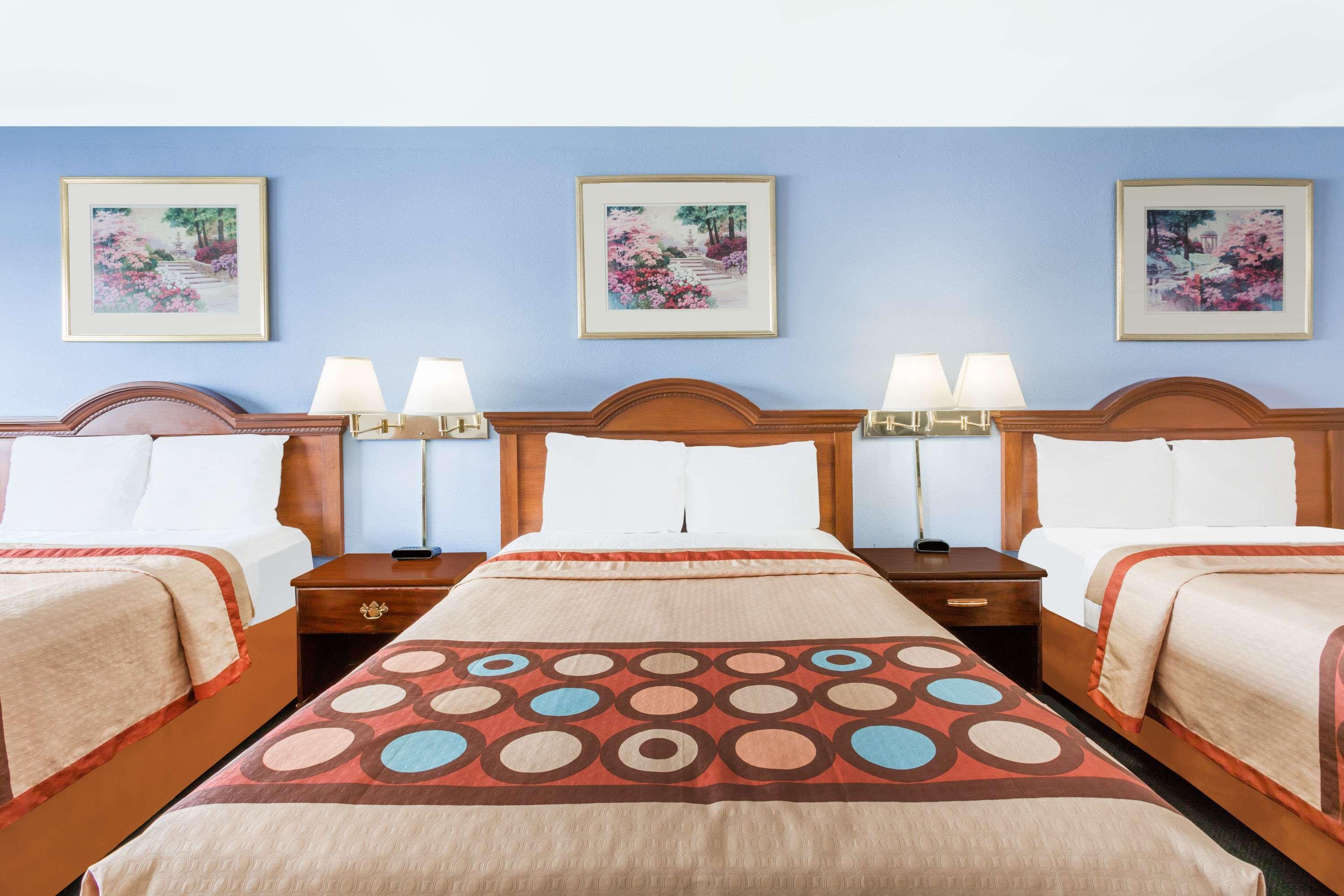 Super 8 By Wyndham Greensboro 15/29