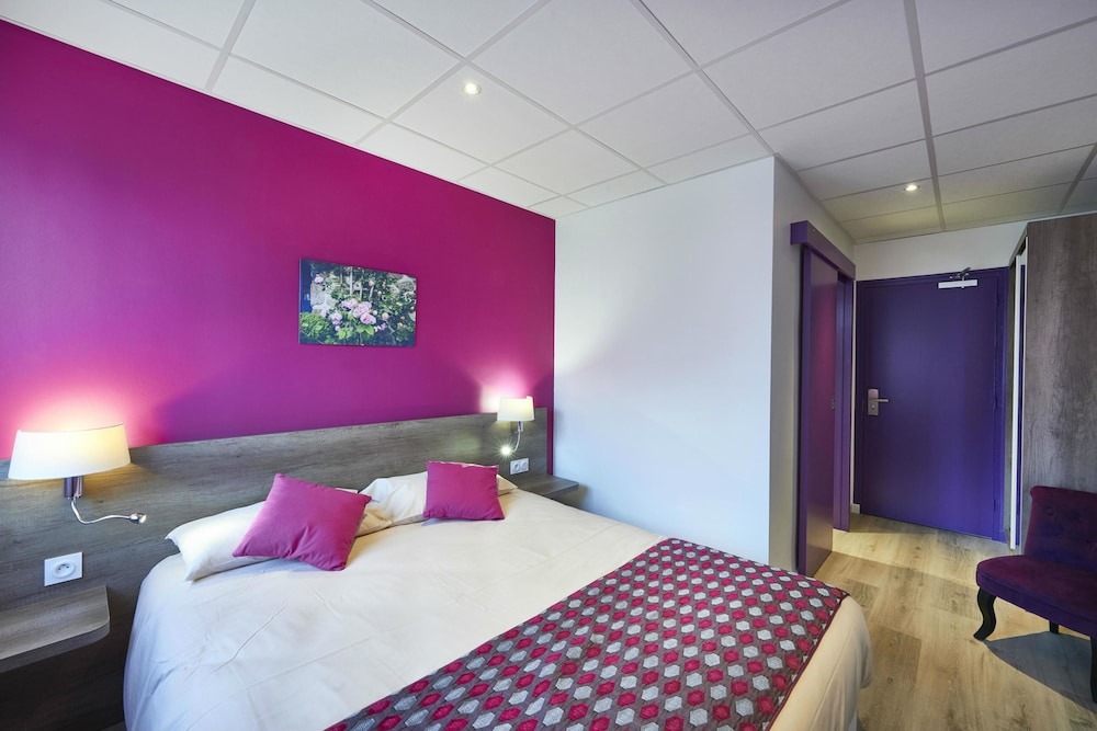 COZY HOTEL 12/40