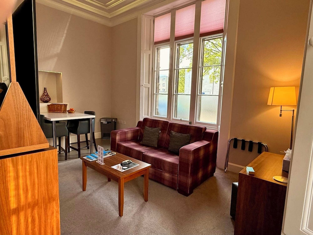 Court Residence 28/49