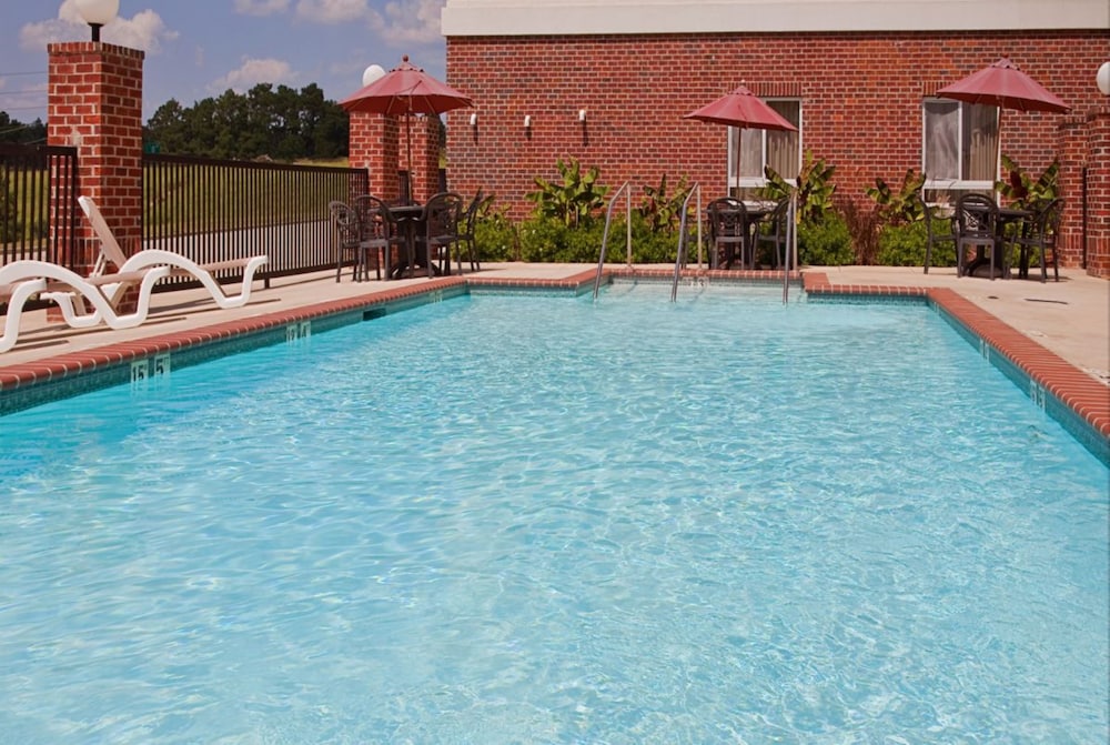 Holiday Inn Express and Suites Lucedale Hotel 9/76