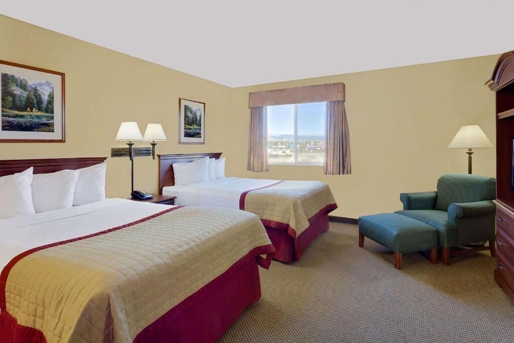 Pinedale Hotel & Suites 25/50