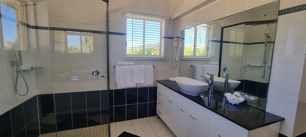 Rose Bay Resort 67/70