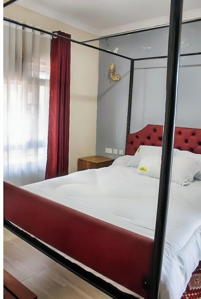 Toque Hotel & Lounge 25/50