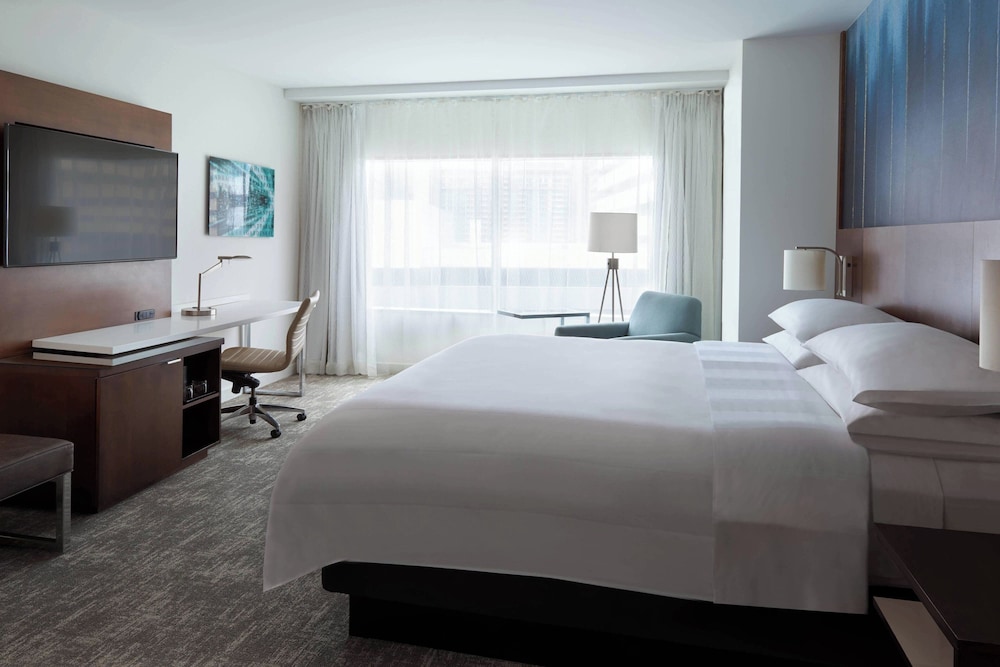 1 Bedroom, Suite, King Bed, Tower View, Sofa