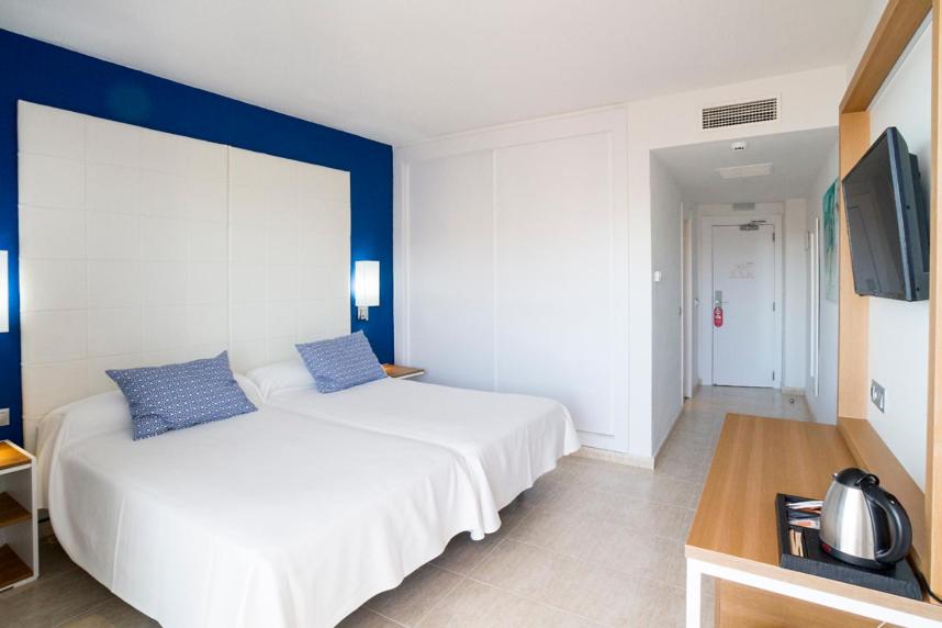Room, Triple, Lateral Side Sea View، Ibersol Torremolinos Beach 5/10