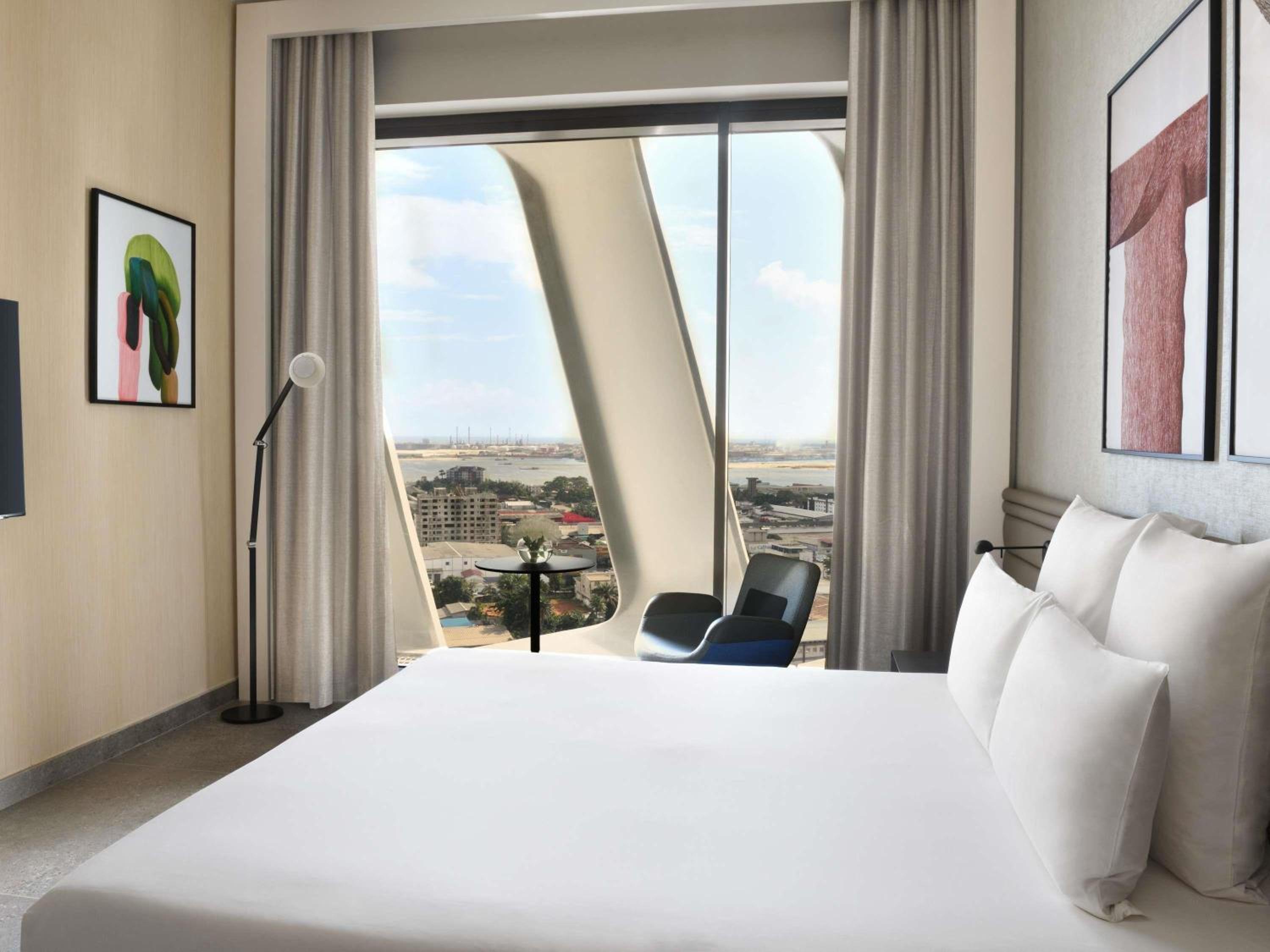 SUITE, KING BED, SOFA, EXECUTIVE LOUNGE ACCESS