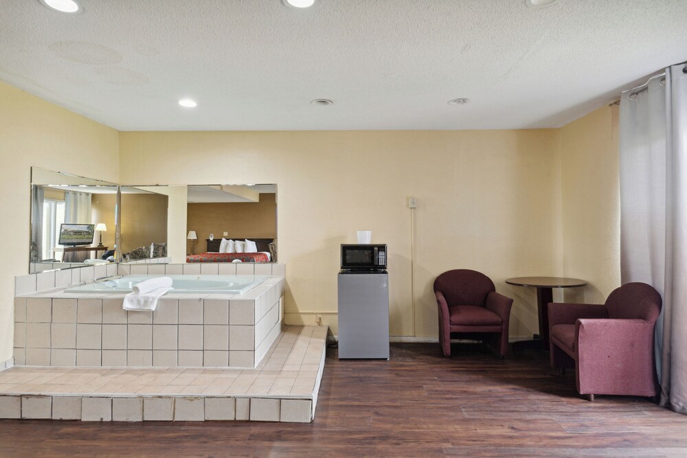 Days Inn by Wyndham Toledo 27/37