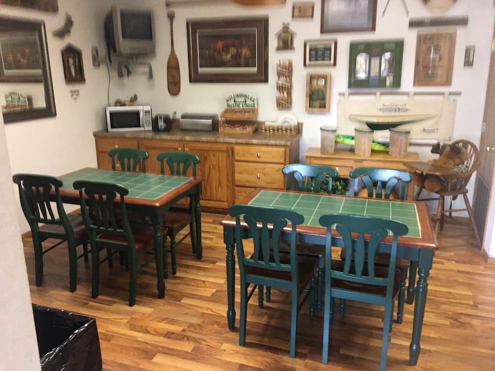 Bullwinkles Rustic Lodge 21/28