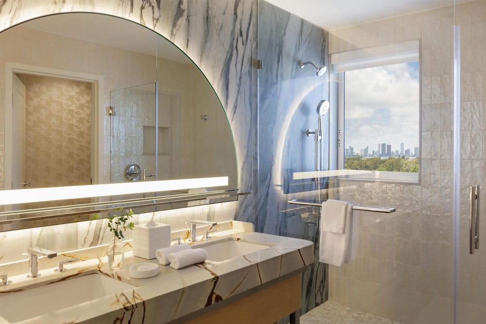 CROWN, SUITE, TERRACE