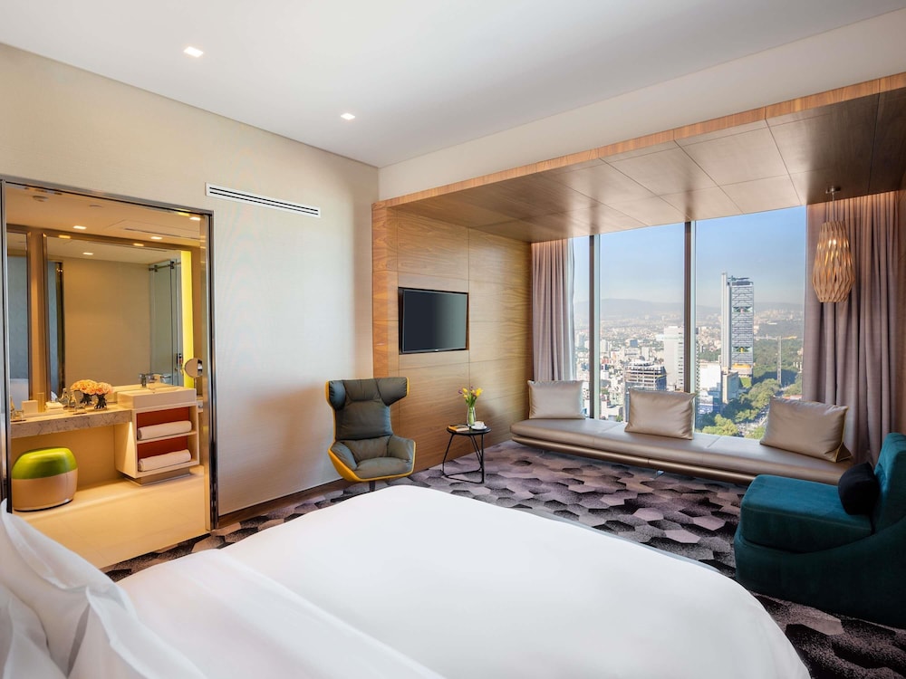 Junior Suite, King Bed, Executive Level, Club Lounge Access