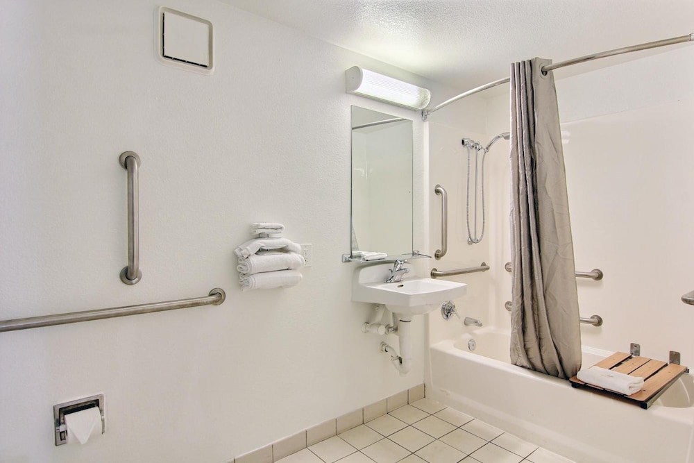 Motel6 Austin, TX - Central Downtown UT 53/53