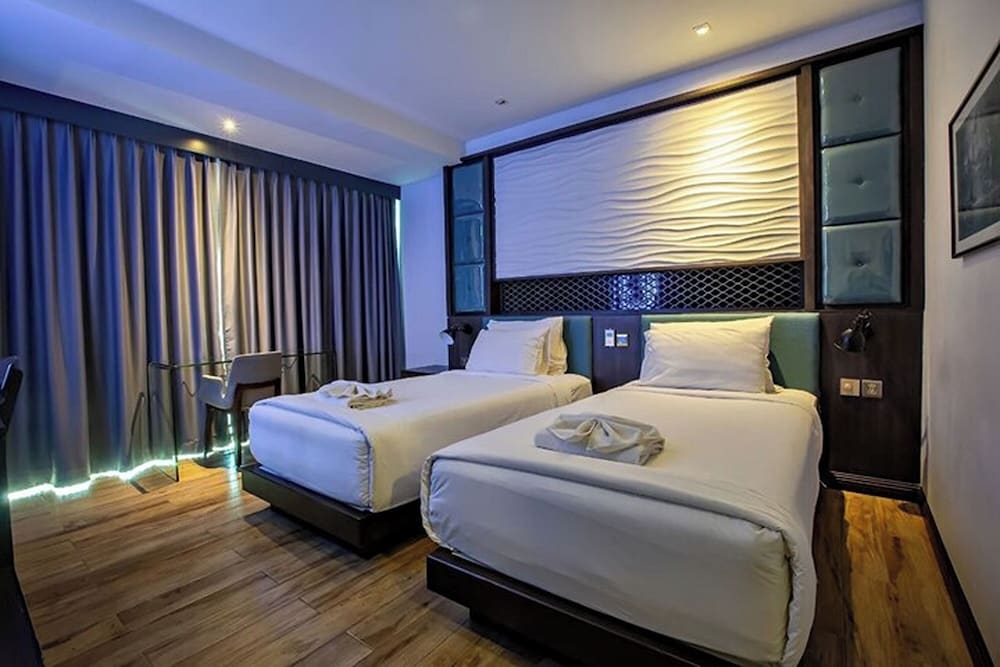 DELUXE, TWIN BEDS