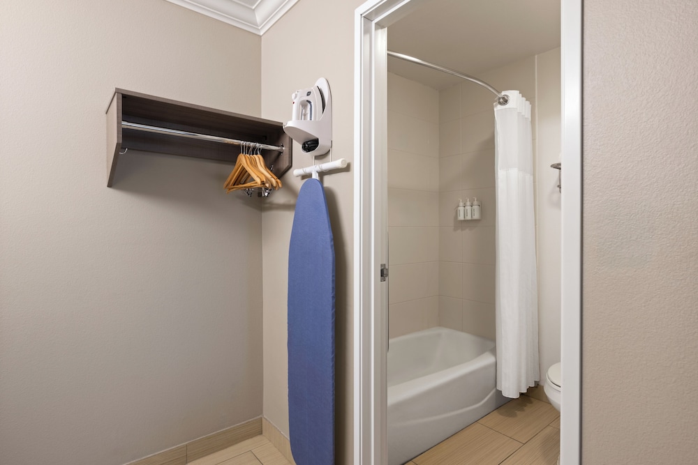 Solara Inn and Suites 33/33