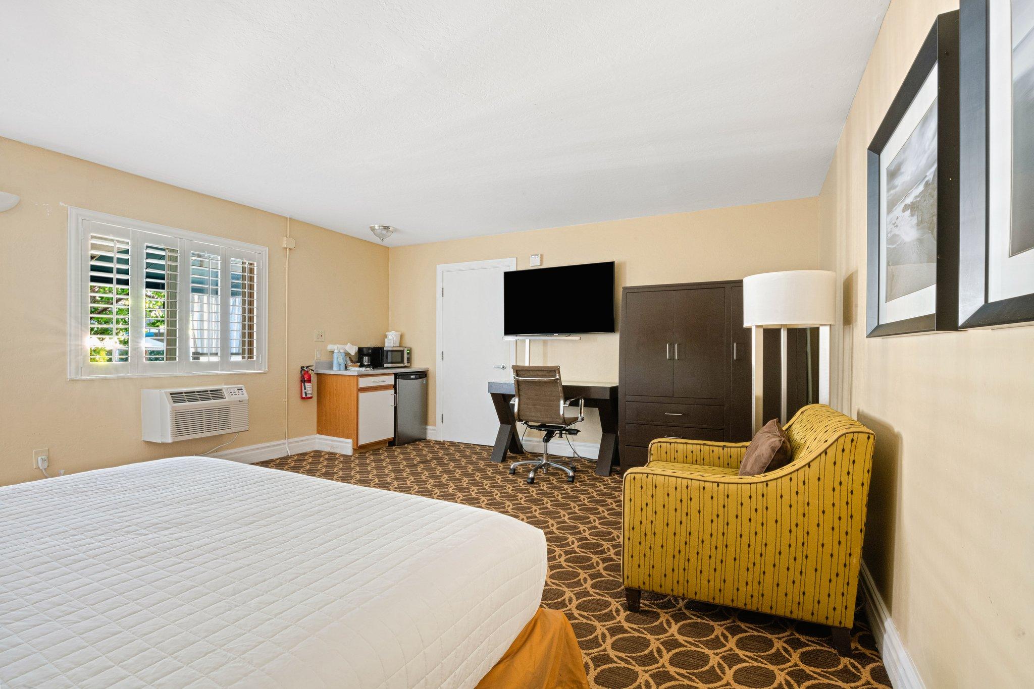 Studio, Suite, King Bed, Pool Side, Accessible