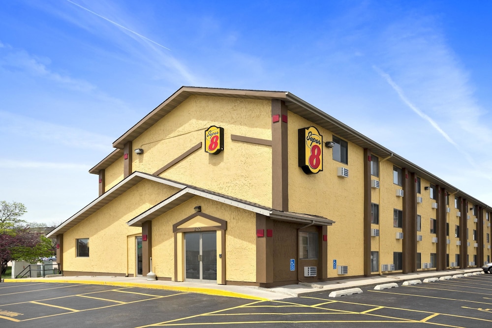 Super 8 by Wyndham Cedar Rapids 1/17