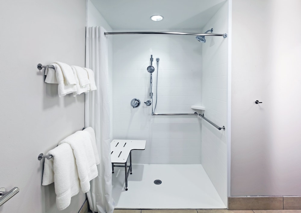 Holiday Inn Express Suites Chanute 21/46