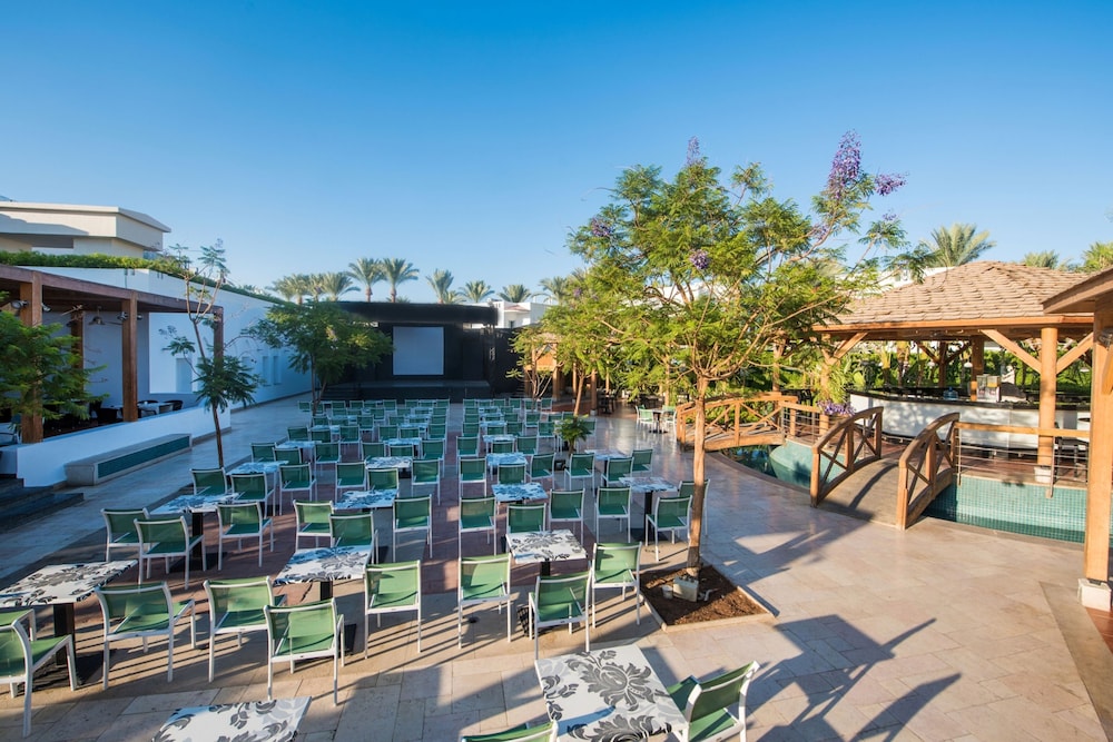 Reef Oasis Beach Resort 6/82