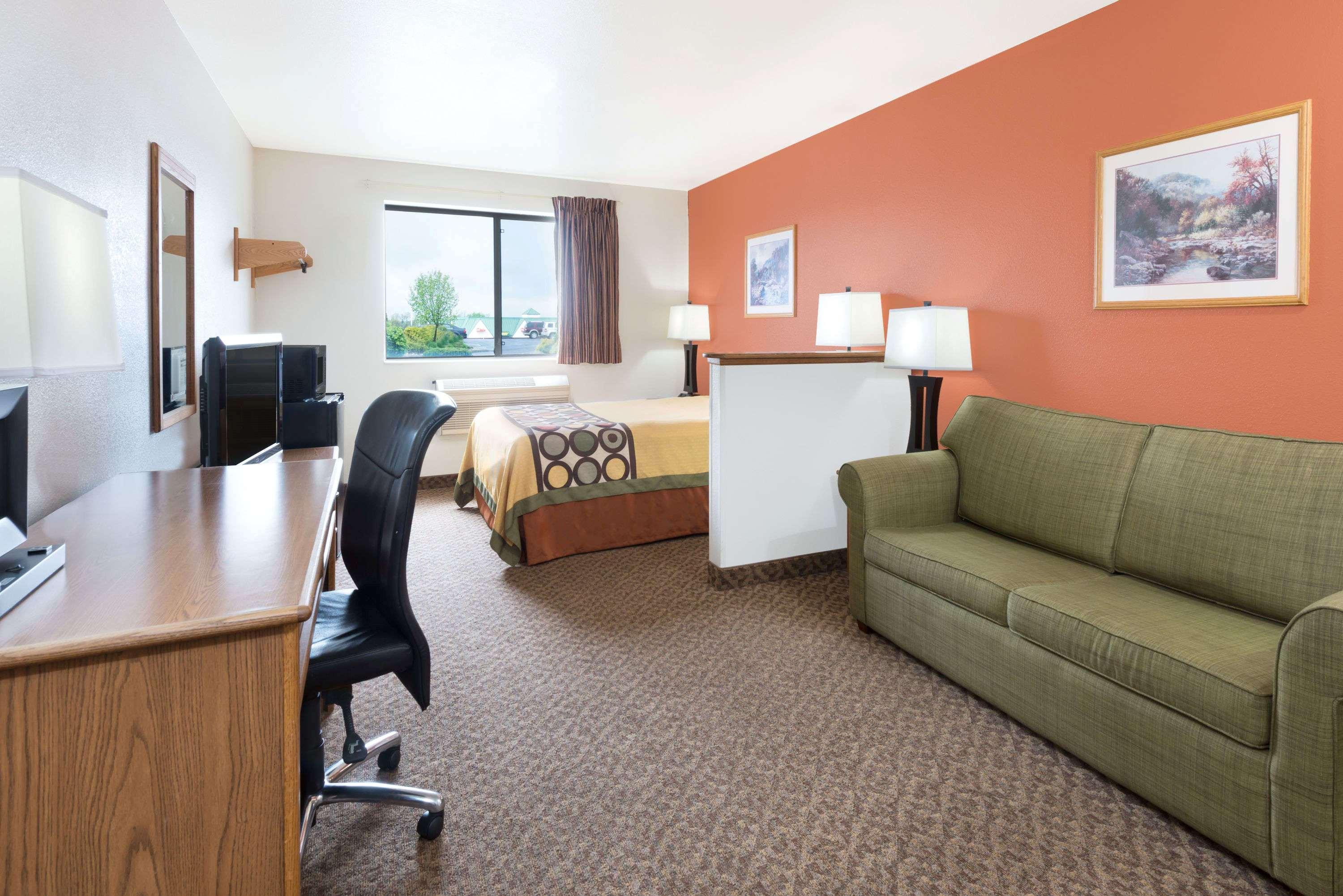 Super 8 By Wyndham Morgantown 8/16